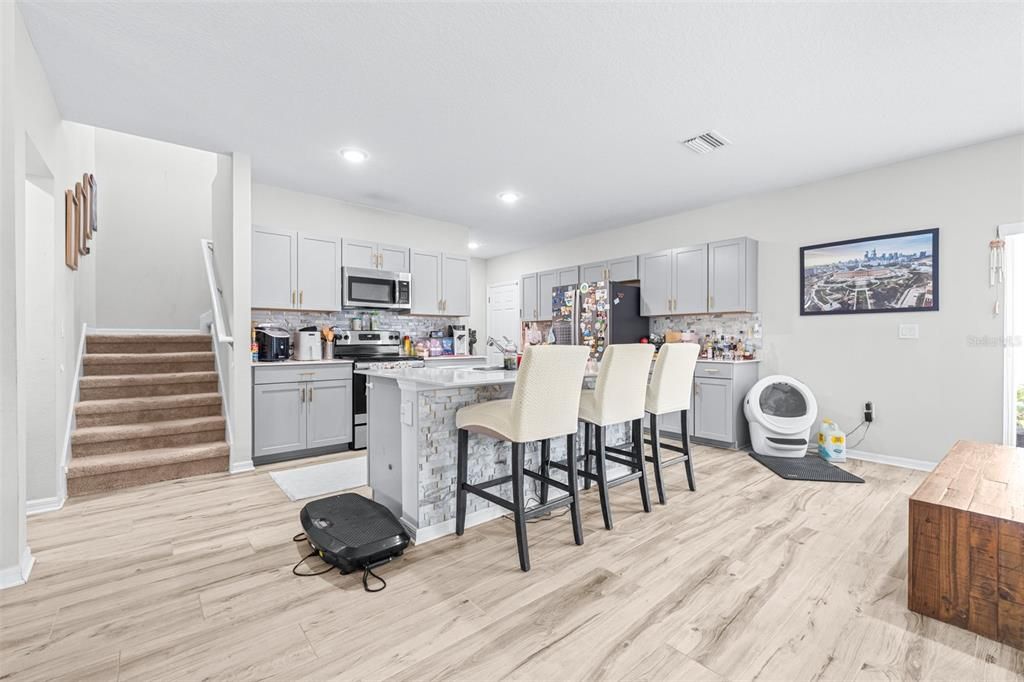 出租: $3,100 (5 贝兹, 3 浴室, 2466 平方英尺)