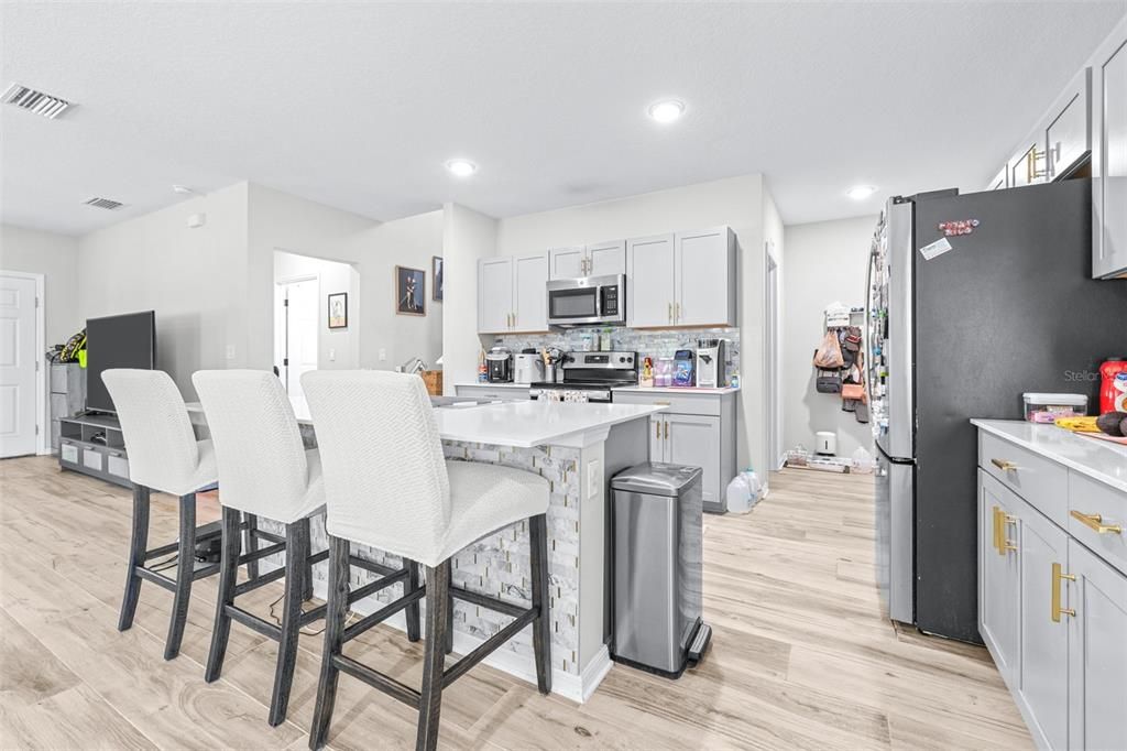 出租: $3,100 (5 贝兹, 3 浴室, 2466 平方英尺)