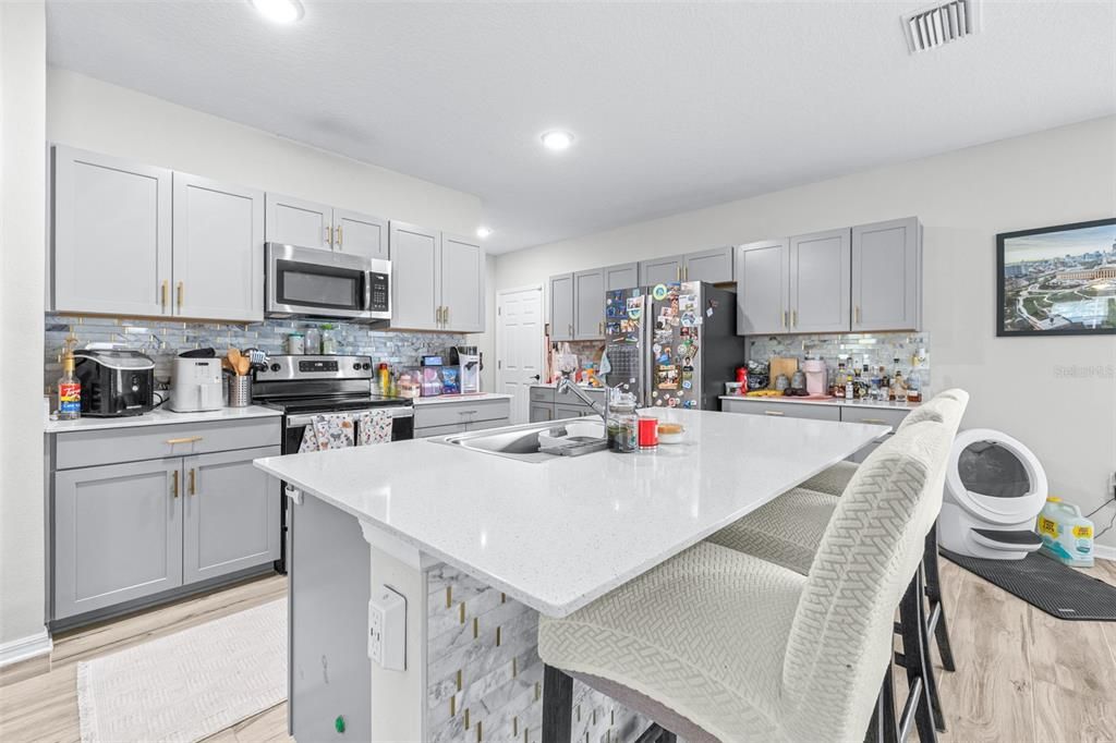 出租: $3,100 (5 贝兹, 3 浴室, 2466 平方英尺)