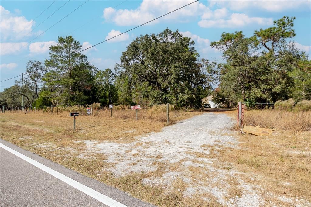 На продажу: $699,999 (9.66 acres)