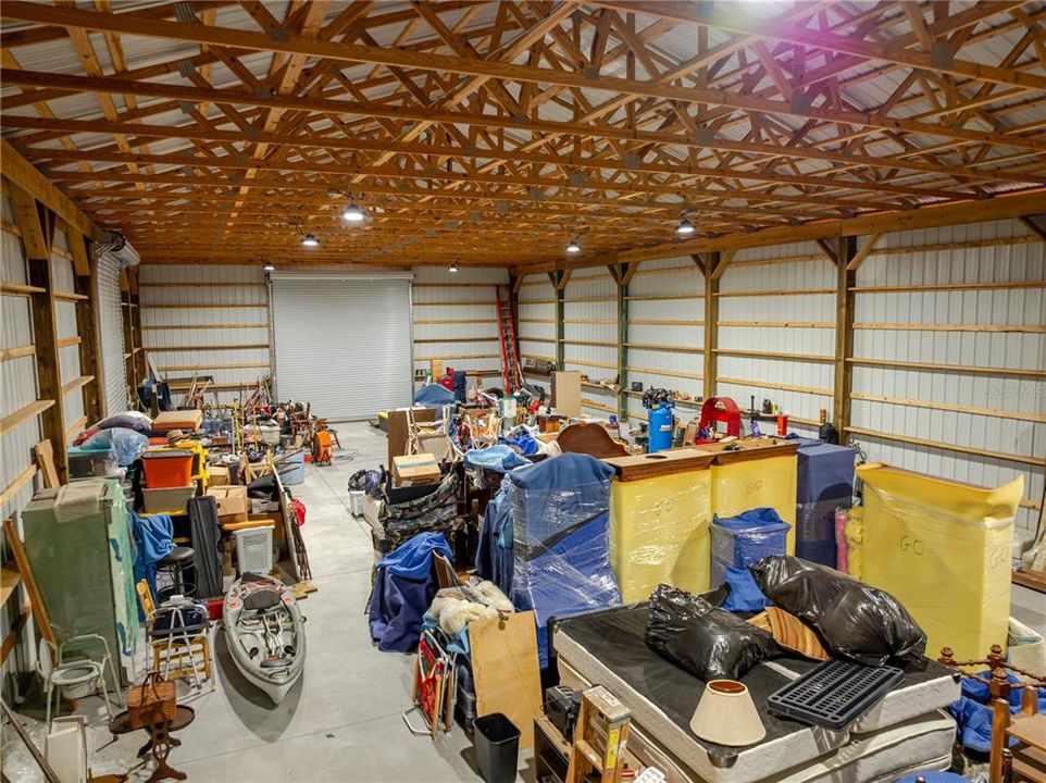 На продажу: $699,999 (9.66 acres)