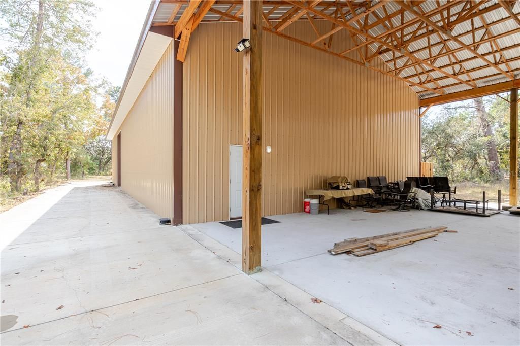 На продажу: $699,999 (9.66 acres)