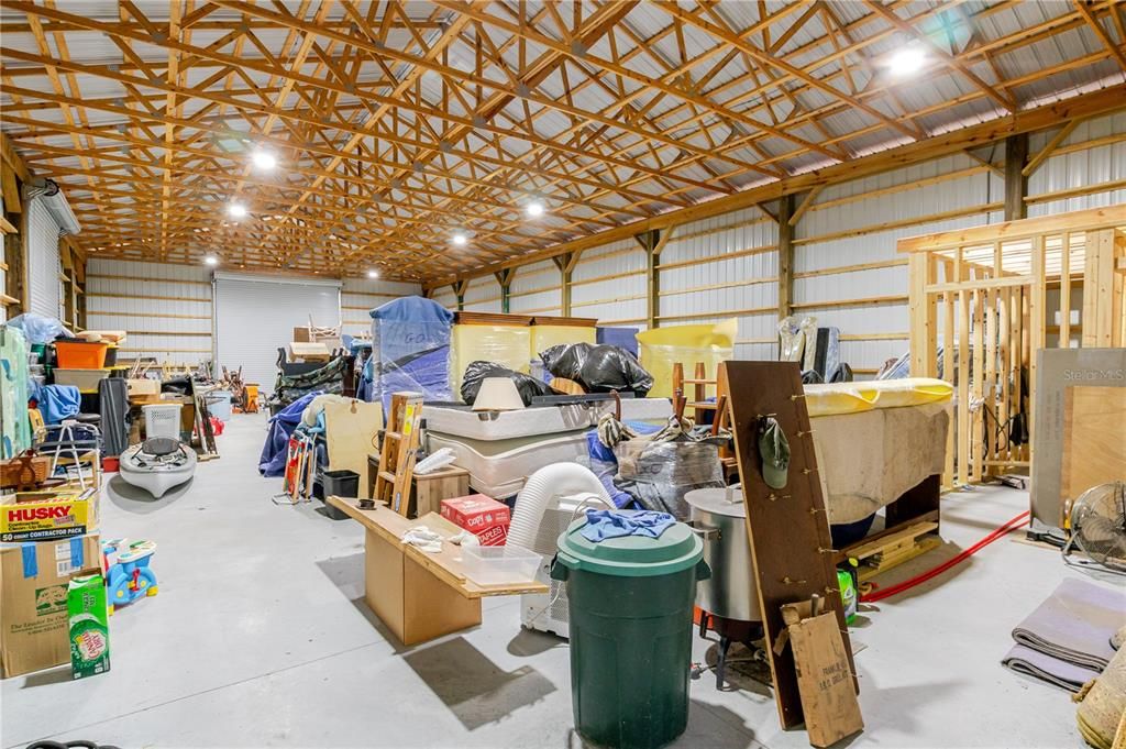 На продажу: $699,999 (9.66 acres)