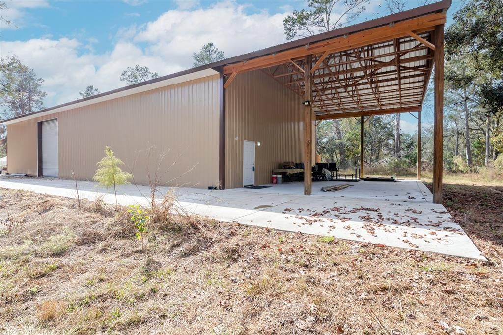 На продажу: $699,999 (9.66 acres)