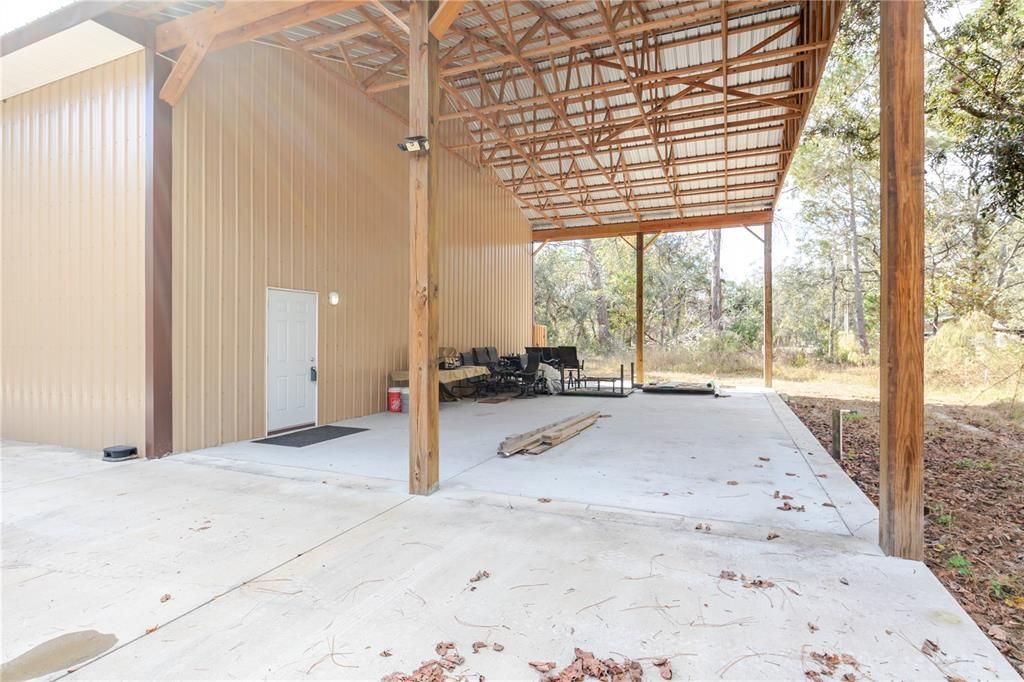 На продажу: $699,999 (9.66 acres)