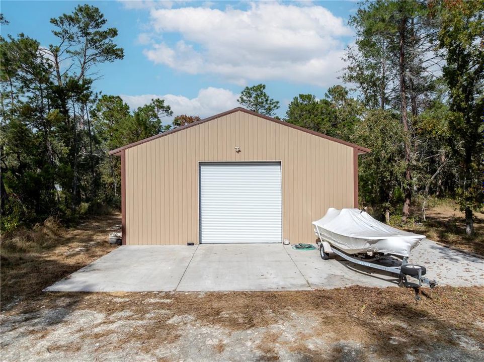 На продажу: $699,999 (9.66 acres)