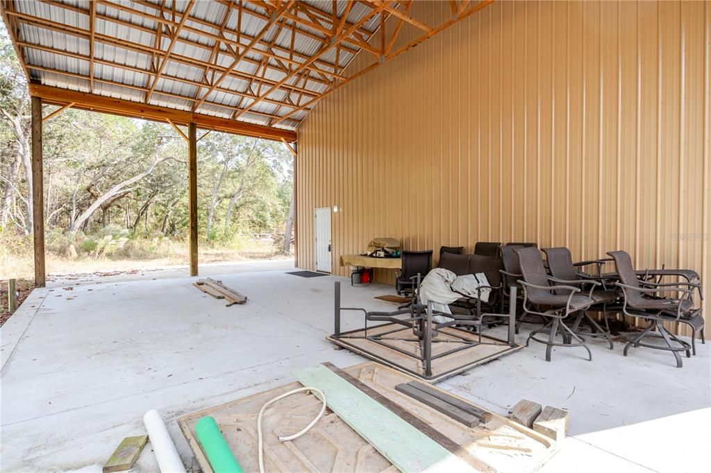 На продажу: $699,999 (9.66 acres)