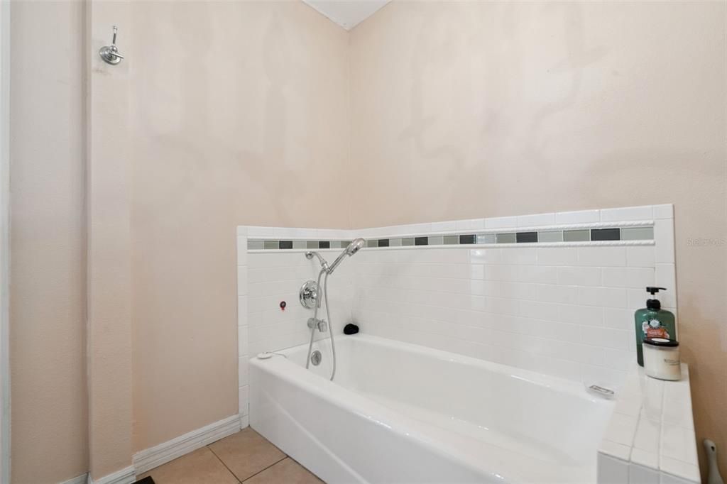 For Sale: $370,000 (4 beds, 3 baths, 2596 Square Feet)