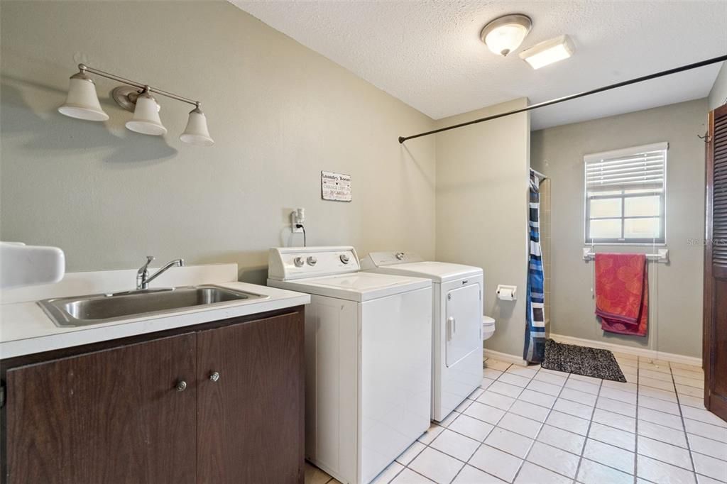 For Sale: $370,000 (4 beds, 3 baths, 2596 Square Feet)