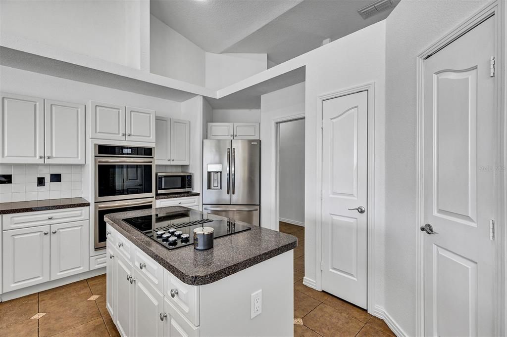 En Venta: $864,900 (4 camas, 3 baños, 3316 Pies cuadrados)