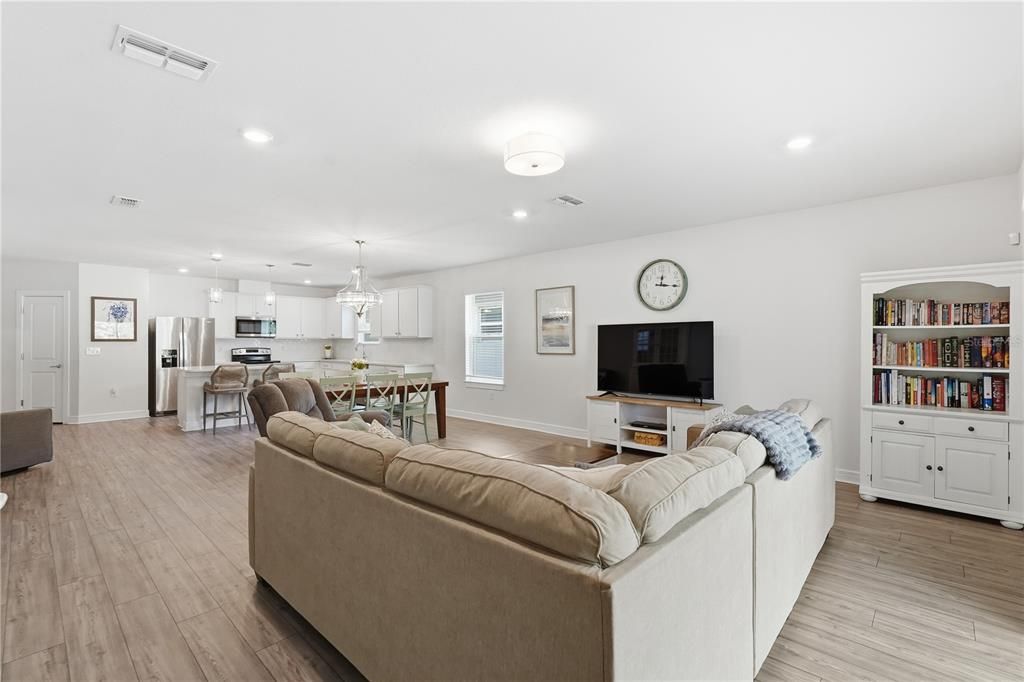 На продажу: $405,000 (4 спален, 2 ванн, 2164 Квадратных фут)