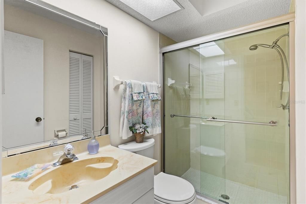 For Sale: $249,900 (2 beds, 2 baths, 962 Square Feet)