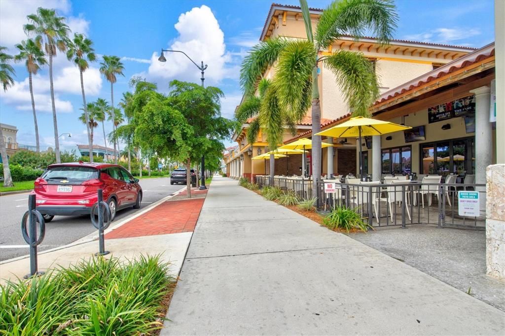 For Sale: $249,900 (2 beds, 2 baths, 962 Square Feet)