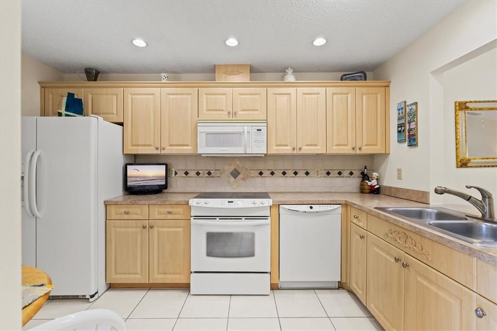 For Sale: $249,900 (2 beds, 2 baths, 962 Square Feet)