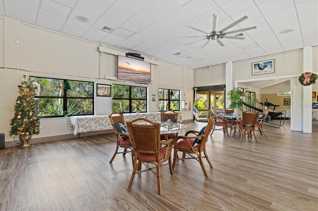 For Sale: $249,900 (2 beds, 2 baths, 962 Square Feet)