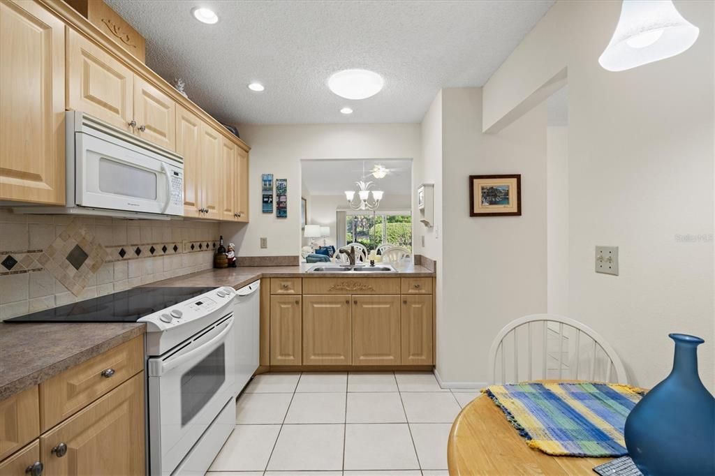For Sale: $249,900 (2 beds, 2 baths, 962 Square Feet)
