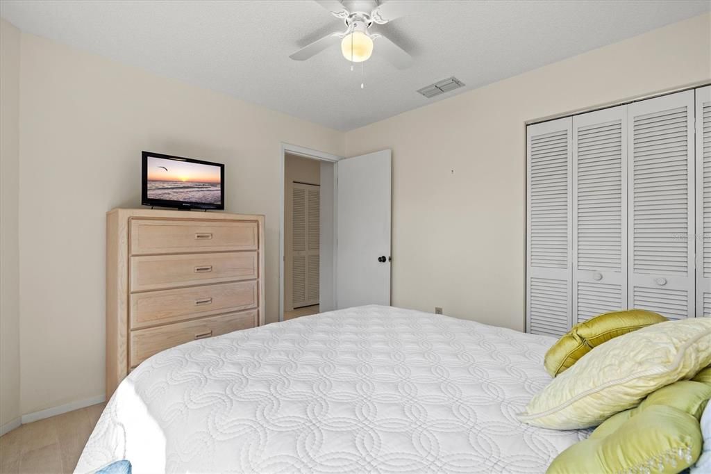 For Sale: $249,900 (2 beds, 2 baths, 962 Square Feet)