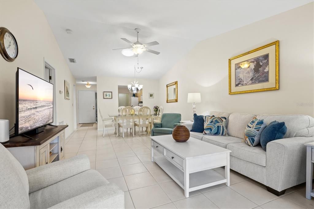 For Sale: $249,900 (2 beds, 2 baths, 962 Square Feet)