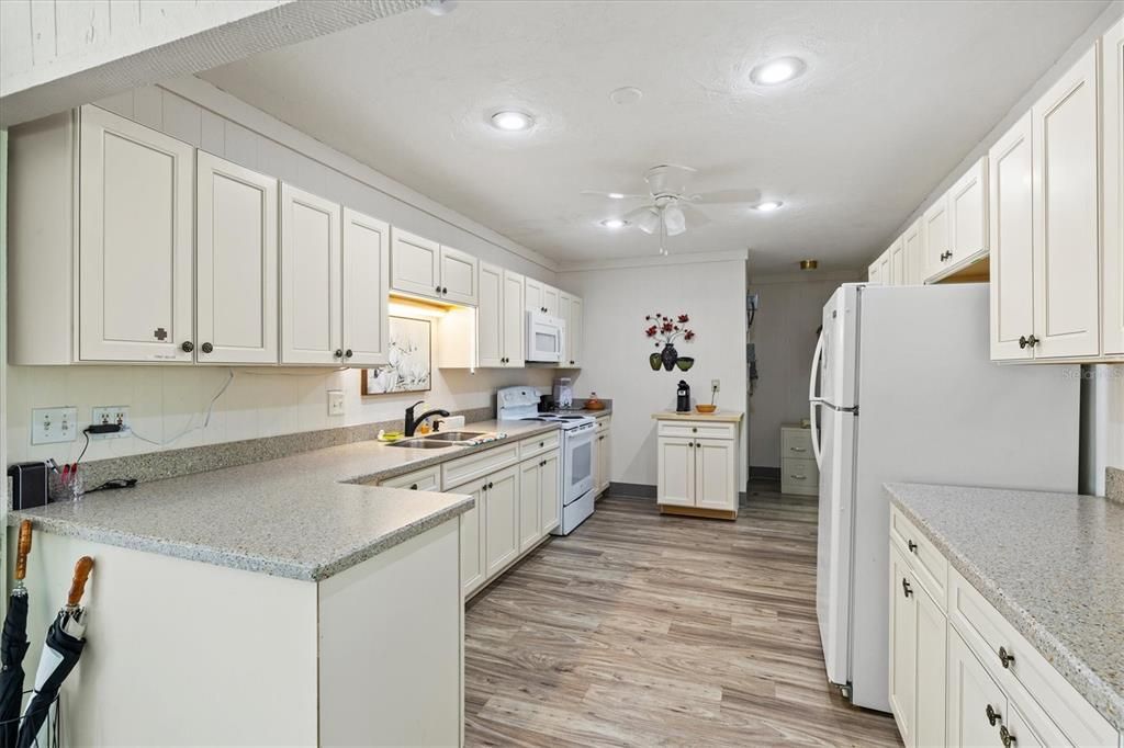 For Sale: $249,900 (2 beds, 2 baths, 962 Square Feet)