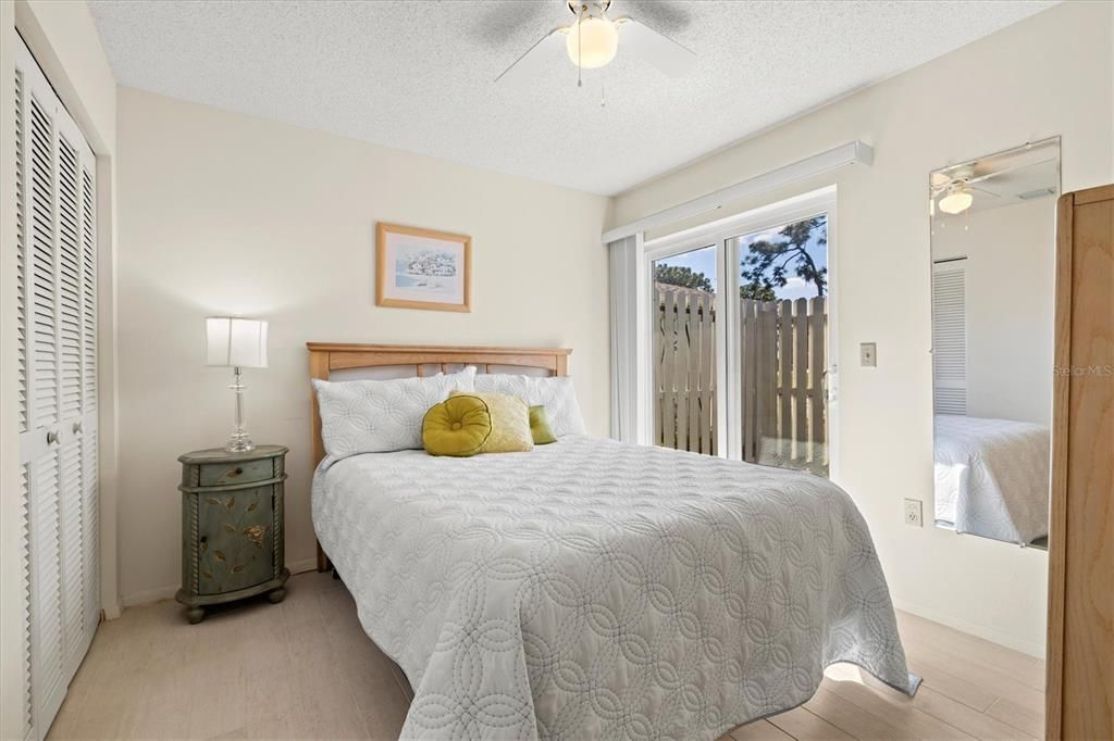 For Sale: $249,900 (2 beds, 2 baths, 962 Square Feet)