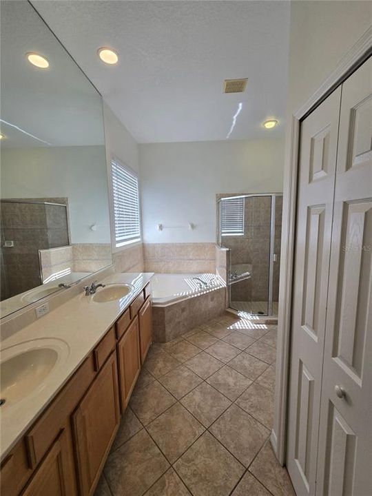 For Rent: $3,100 (4 beds, 2 baths, 2579 Square Feet)