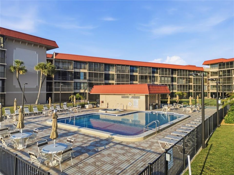 En Venta: $635,500 (2 camas, 2 baños, 1103 Pies cuadrados)