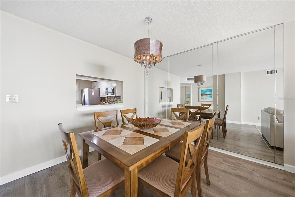 En Venta: $635,500 (2 camas, 2 baños, 1103 Pies cuadrados)