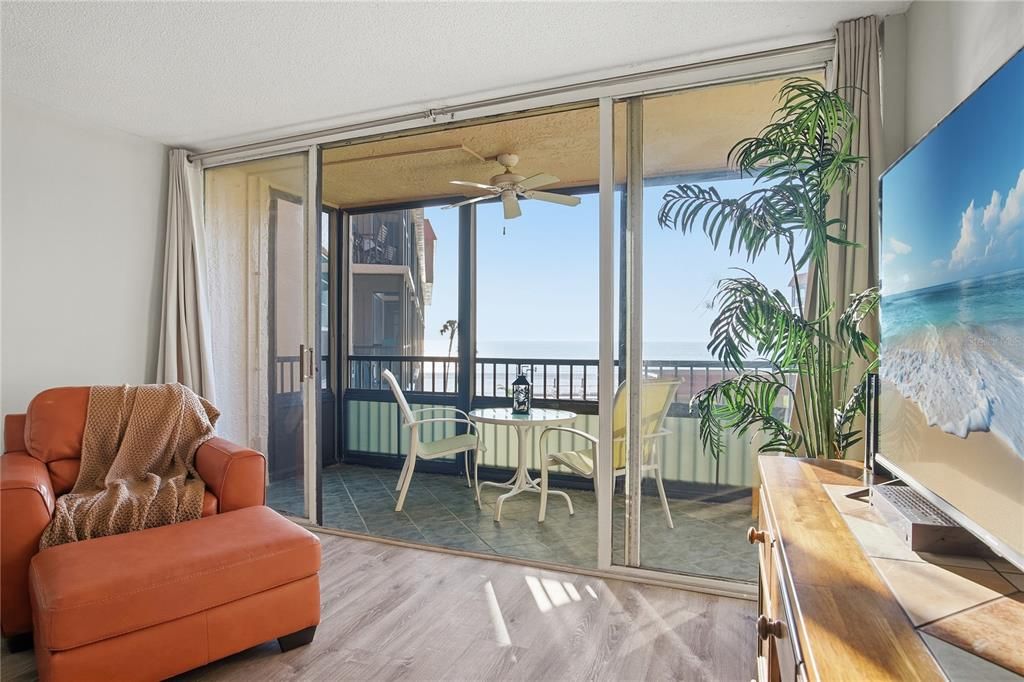 En Venta: $635,500 (2 camas, 2 baños, 1103 Pies cuadrados)