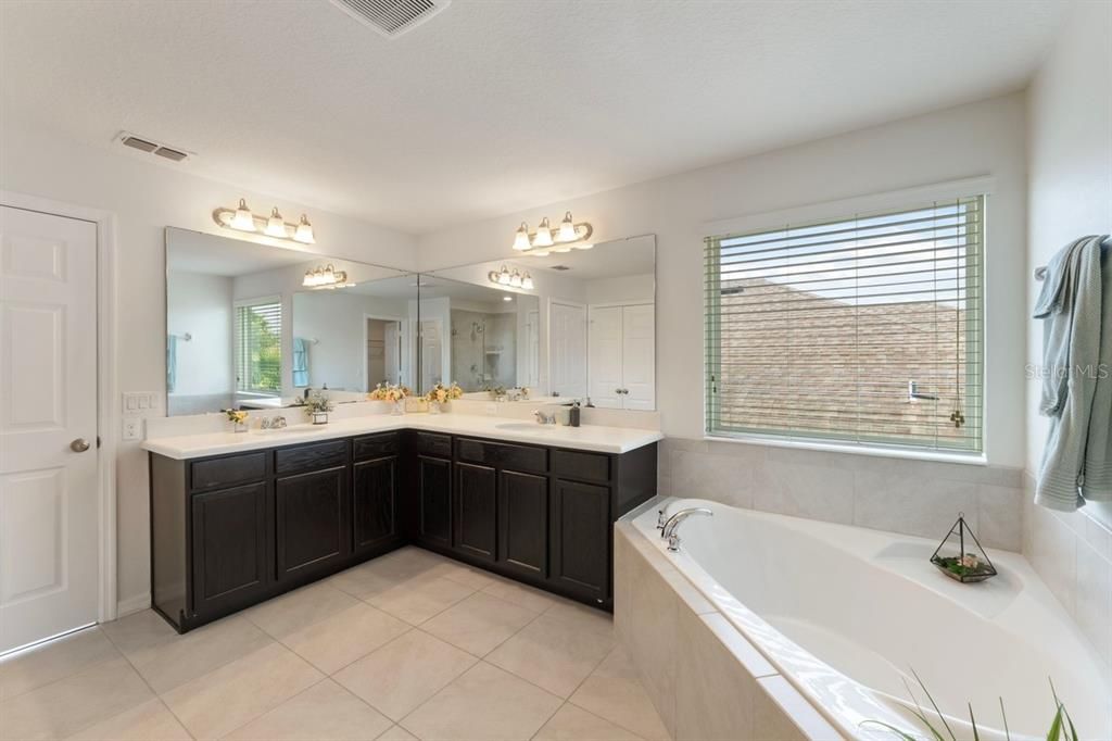 For Sale: $590,000 (4 beds, 3 baths, 2980 Square Feet)