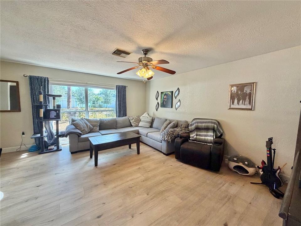 For Sale: $275,000 (3 beds, 1 baths, 1172 Square Feet)