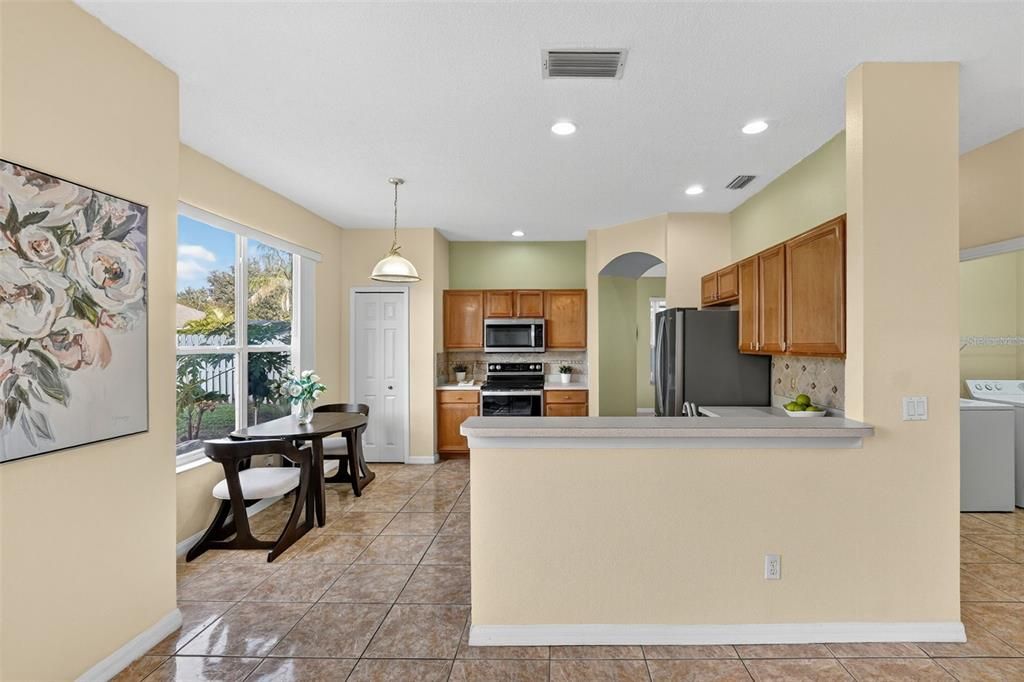 待售: $575,000 (4 贝兹, 2 浴室, 2192 平方英尺)