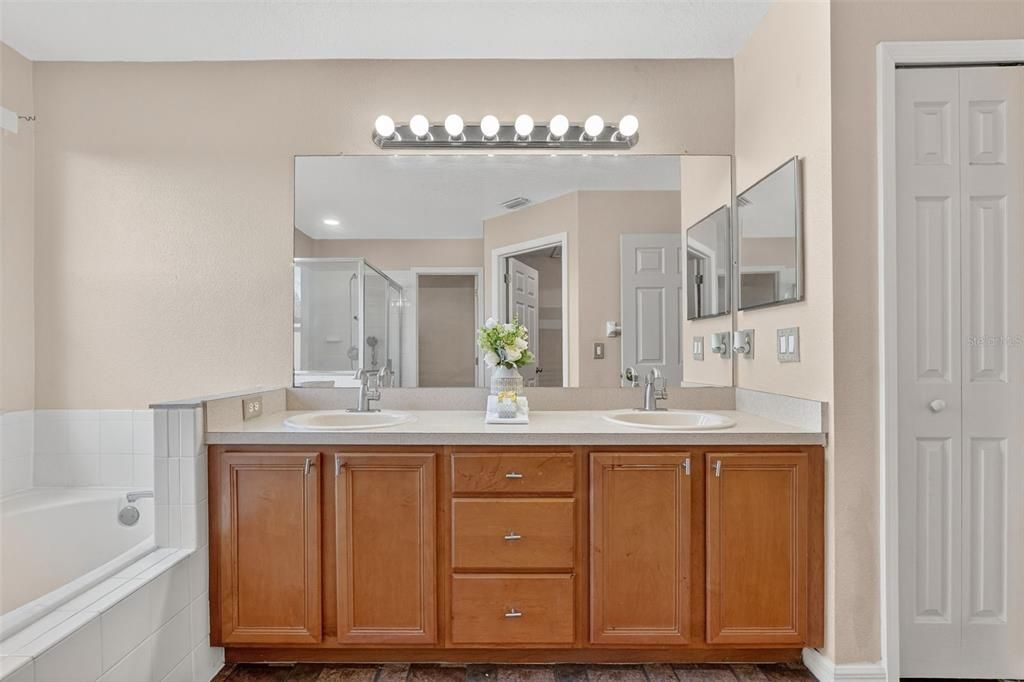 待售: $575,000 (4 贝兹, 2 浴室, 2192 平方英尺)