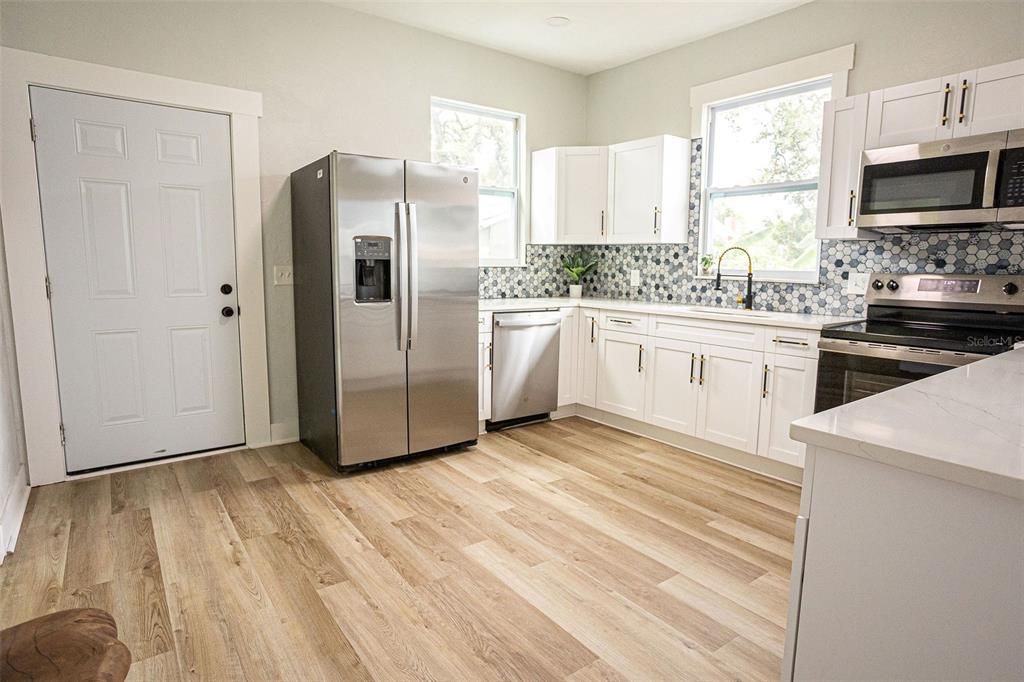 For Sale: $319,000 (2 beds, 1 baths, 1080 Square Feet)