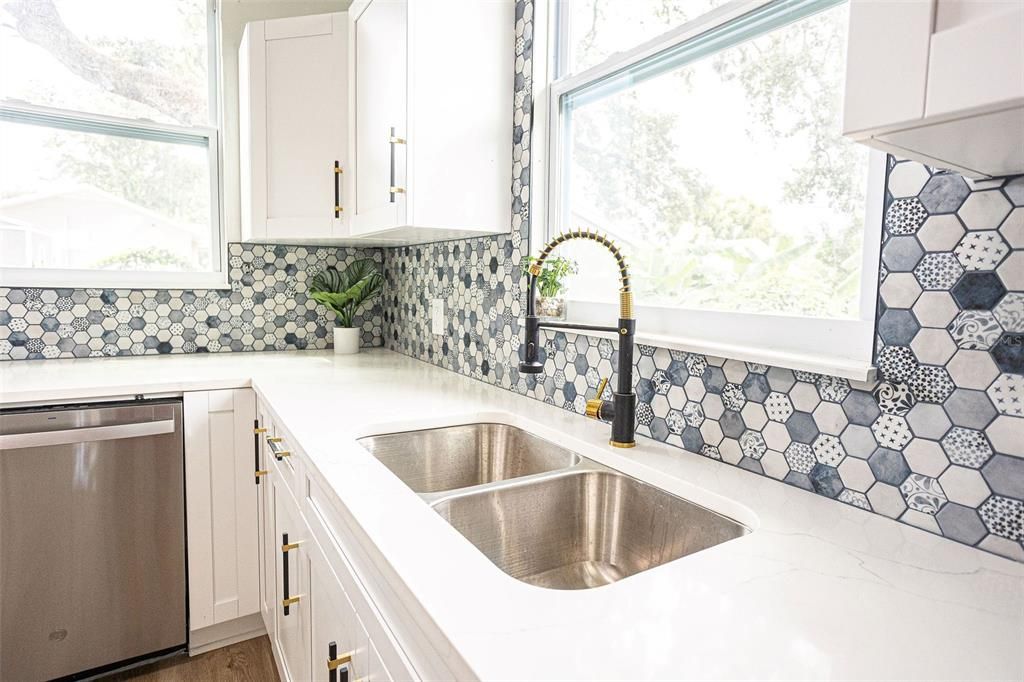 For Sale: $319,000 (2 beds, 1 baths, 1080 Square Feet)