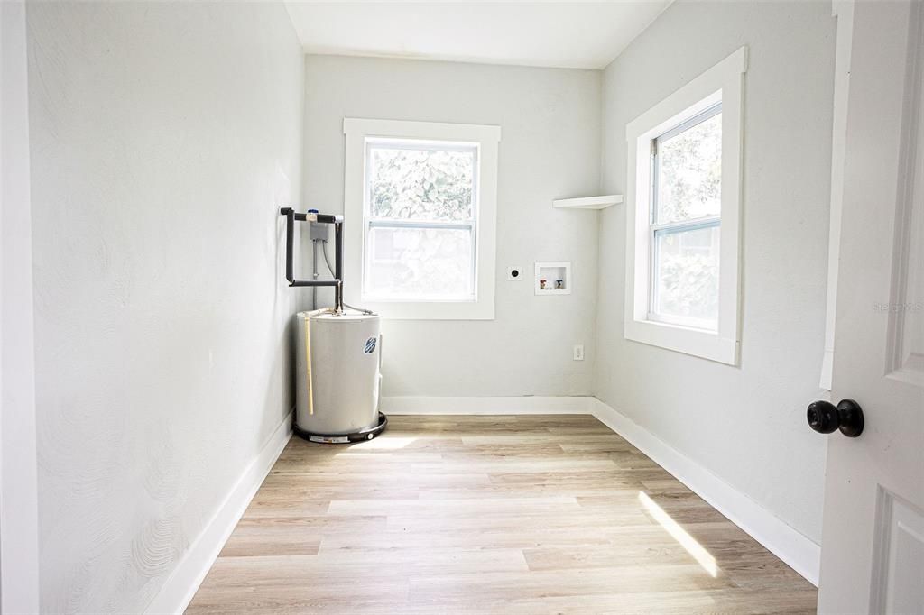 For Sale: $319,000 (2 beds, 1 baths, 1080 Square Feet)