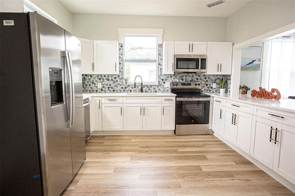 For Sale: $319,000 (2 beds, 1 baths, 1080 Square Feet)