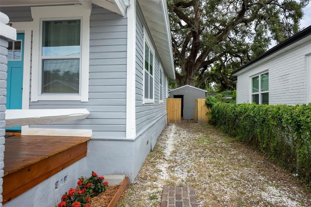 For Sale: $319,000 (2 beds, 1 baths, 1080 Square Feet)