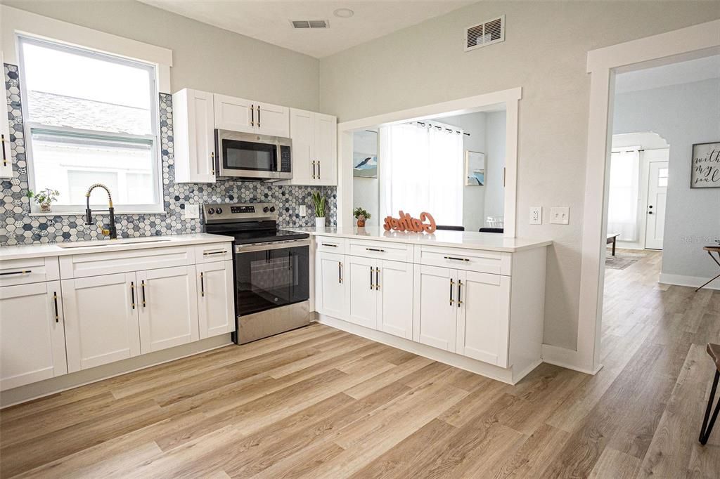 For Sale: $319,000 (2 beds, 1 baths, 1080 Square Feet)