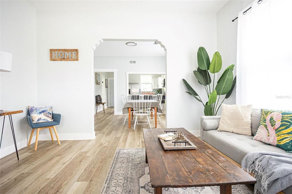 For Sale: $319,000 (2 beds, 1 baths, 1080 Square Feet)