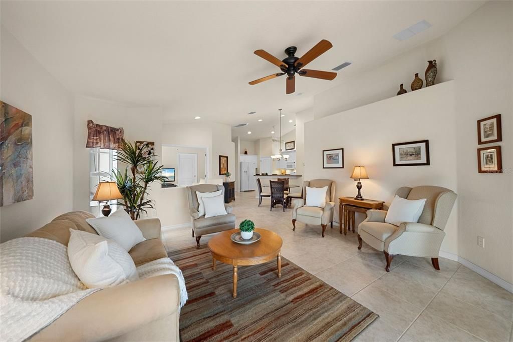 На продажу: $292,500 (2 спален, 2 ванн, 1477 Квадратных фут)