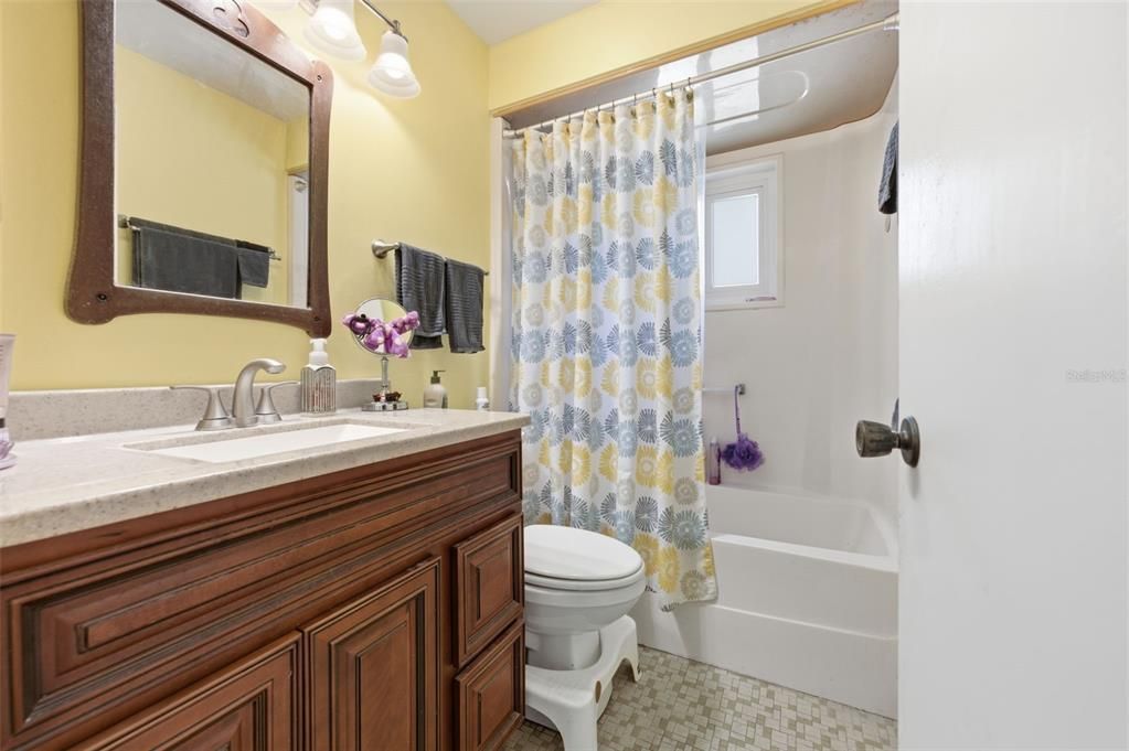 For Sale: $230,000 (2 beds, 1 baths, 1104 Square Feet)