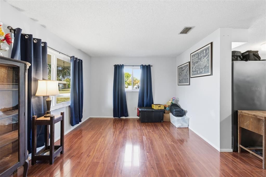 For Sale: $230,000 (2 beds, 1 baths, 1104 Square Feet)