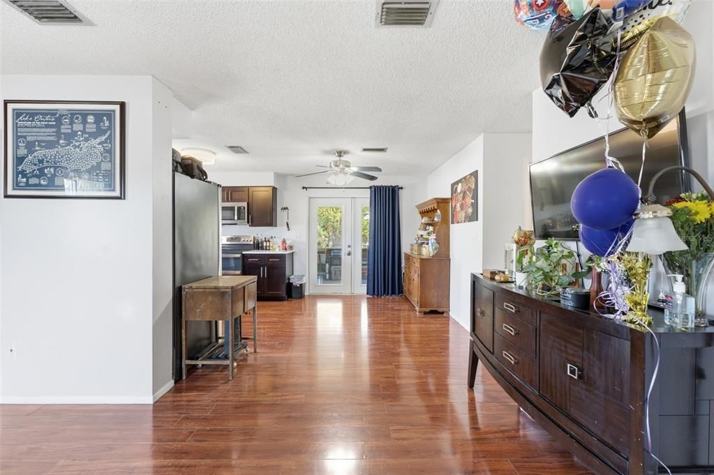 For Sale: $230,000 (2 beds, 1 baths, 1104 Square Feet)