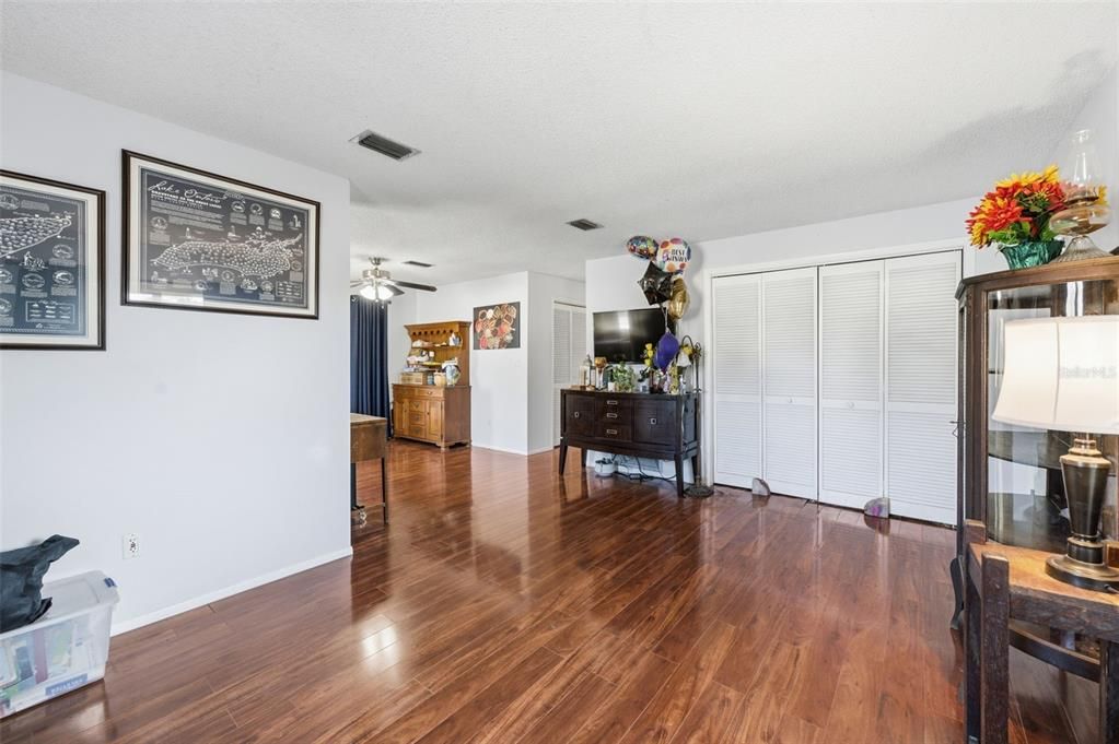 For Sale: $230,000 (2 beds, 1 baths, 1104 Square Feet)