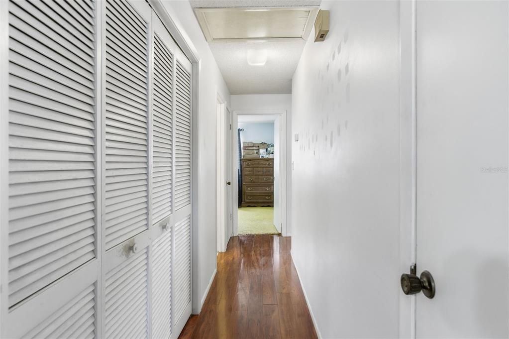 For Sale: $230,000 (2 beds, 1 baths, 1104 Square Feet)