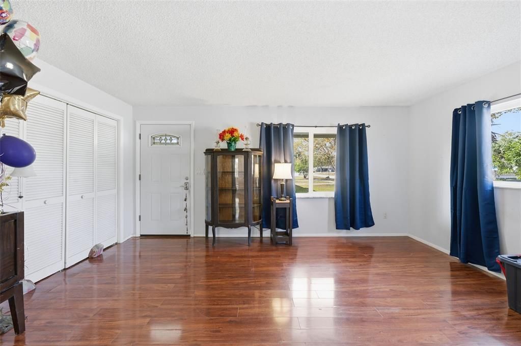 For Sale: $230,000 (2 beds, 1 baths, 1104 Square Feet)