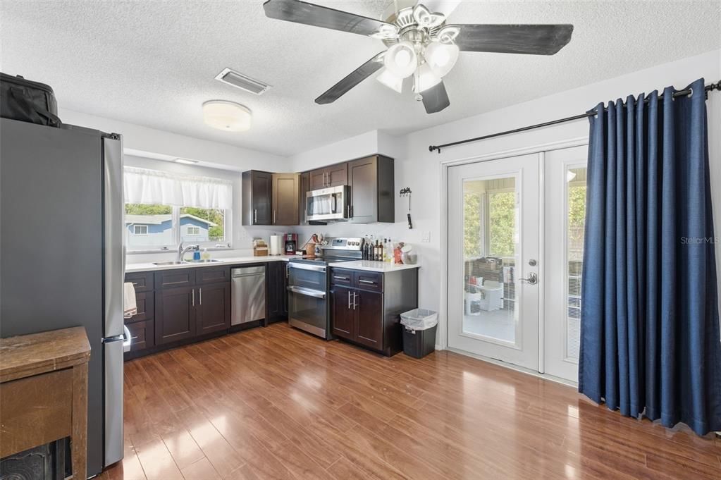 For Sale: $230,000 (2 beds, 1 baths, 1104 Square Feet)