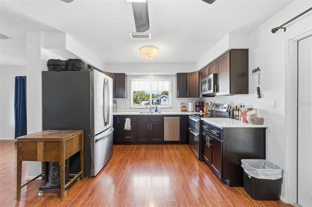 For Sale: $230,000 (2 beds, 1 baths, 1104 Square Feet)