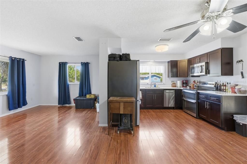 For Sale: $230,000 (2 beds, 1 baths, 1104 Square Feet)