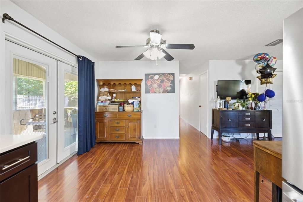 For Sale: $230,000 (2 beds, 1 baths, 1104 Square Feet)